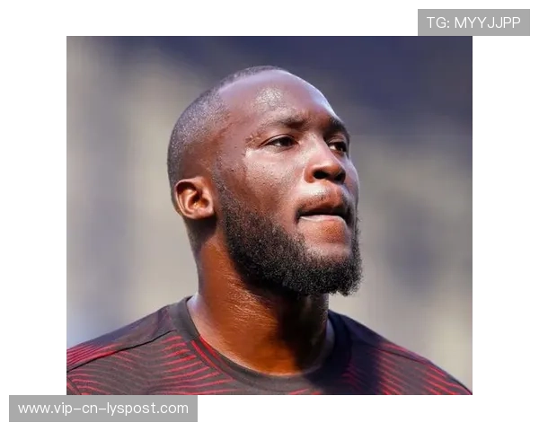 卢卡库轻微变向后抽射，比利时力量型终结亮眼